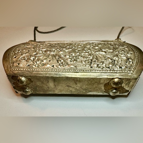 Small Gold Metal Decorative Evening Bag 🌟 - Picture 2 of 7